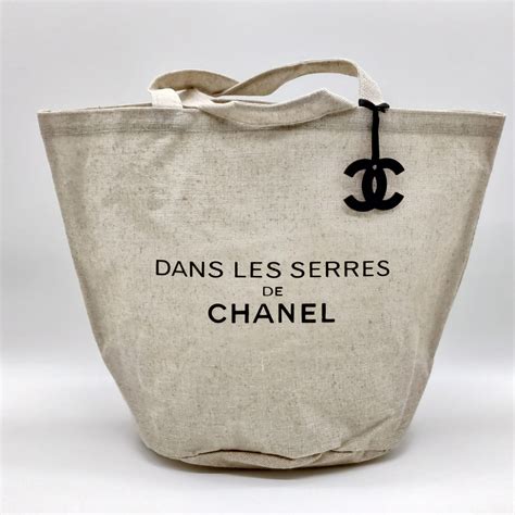 NWT DANS LES SERRES DE CHANEL Beaute' Jute Tote Bag .